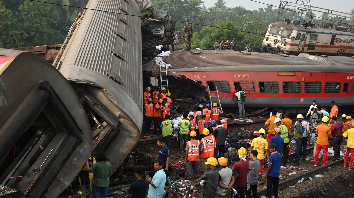 „Byl jsem na dně lidské hromady“. Přeživší popisují vlakovou tragédii v Indii
